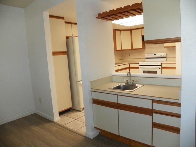Building Photo - 823 Country Club Dr SE