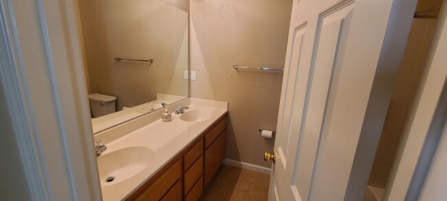 Building Photo - HALF OFF ONE MONTH RENT IF APPROVED AND MO...