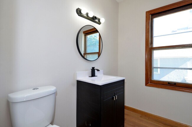 Building Photo - Beautiful Updated 5-Bed 2-Bath Home in NE Minneapolis!