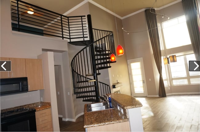 Building Photo - Spacious Condo in East Village area