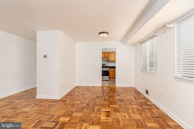 Building Photo - 10423 Montrose Ave