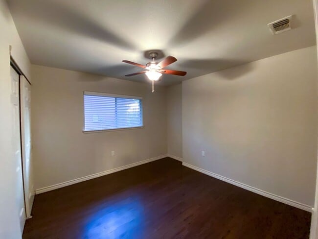 Building Photo - Adorable house on Large LOT 3 Bedroom 2 ba...