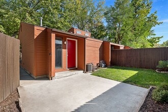 Building Photo - Super Cute North End Place with Garage and Backyard!
