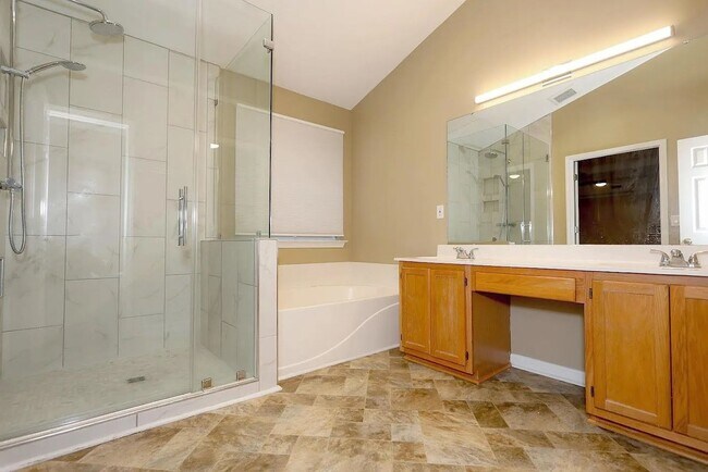 Building Photo - Spacious home located in the beautiful and well-established community of Magnolia Bluff in Lake C...