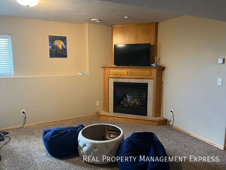 Building Photo - Spacious 5-Bedroom Gem with Open Concept &...