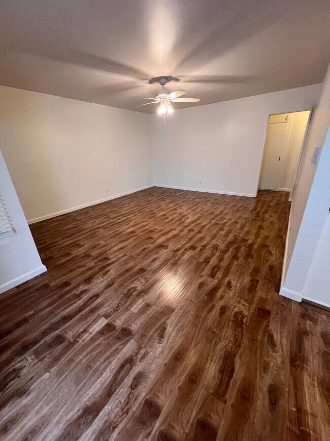 Living room - 615 N Flores St