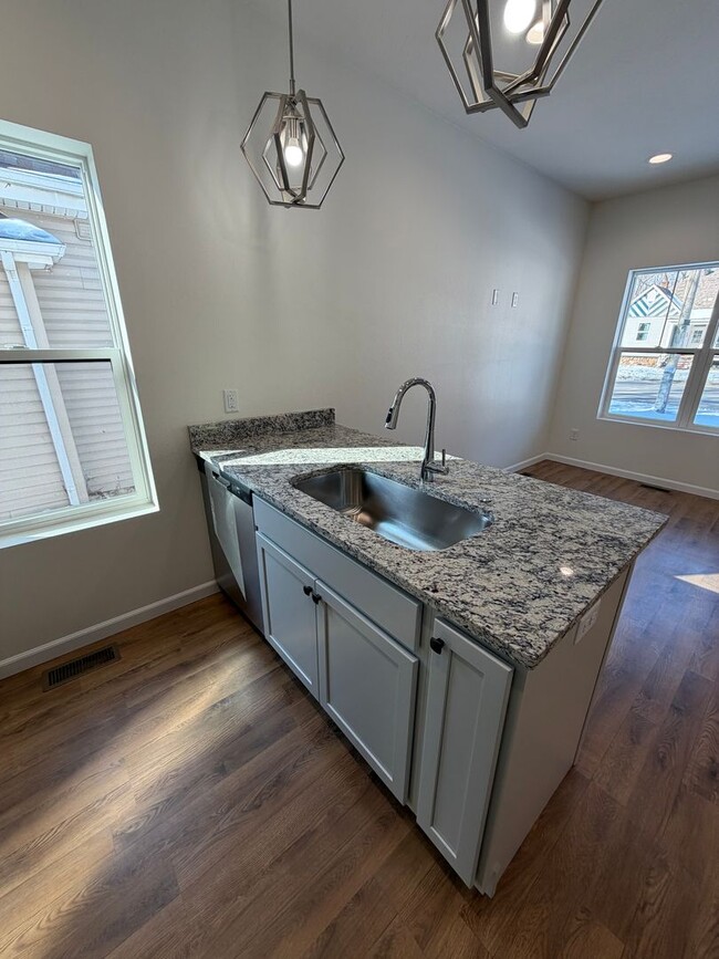 Building Photo - 3 Bedroom | 2 Bathroom | 1 Car Garage | Springfield MO!