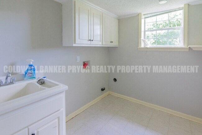 Building Photo - 211 Sandpiper Ln