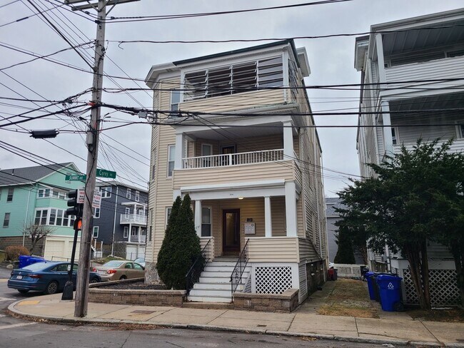 Building Photo - Off street parking - Close to Whole Foods / CVS - Renovated Kitchen