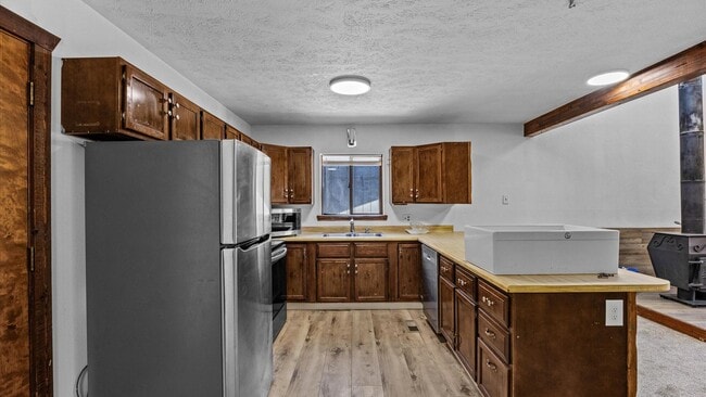 Building Photo - Spacious Home for Rent in Glenwood Springs – Great Location, No HOA!