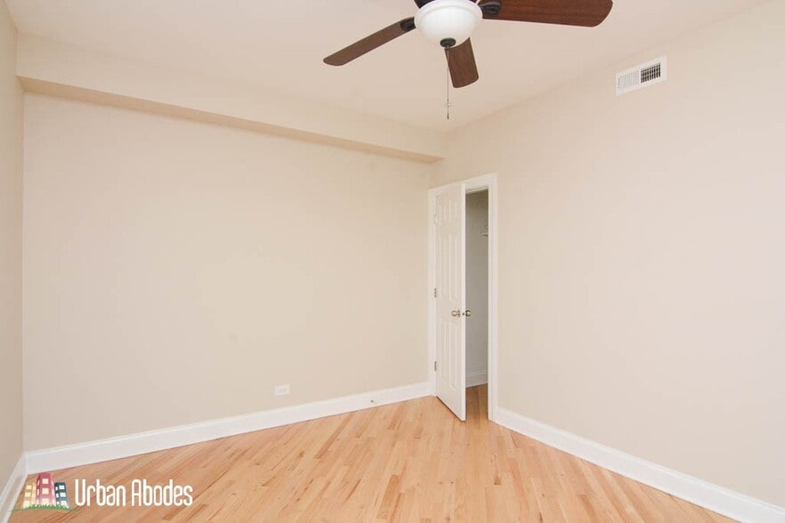 Building Photo - 922 N Green Bay Rd