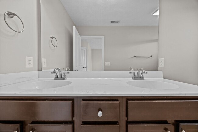 Building Photo - 123 Lightwater Dr