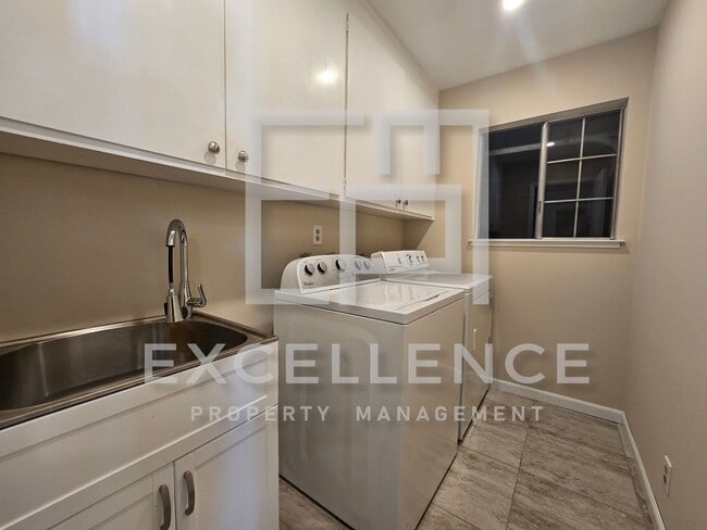 Building Photo - 3087SF 2 Story 5/2.5 House - Community Cabana, Pets Ok, 3 Fireplaces, Beautiful Updated Kitchen