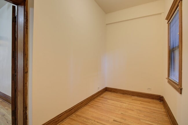 Building Photo - 638 W Drummond Pl