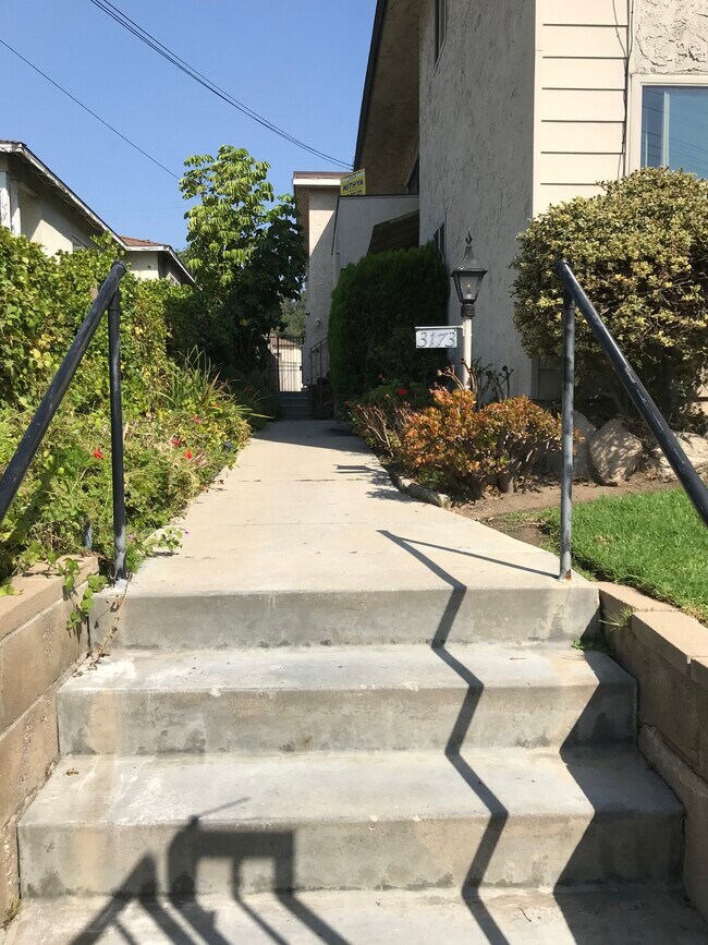 Walkway to Unit - 3173 Rowena Ave