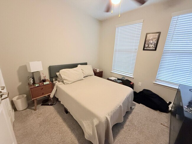 Building Photo - 4BD/4BA FURNISHED ROWANDALE UNIT