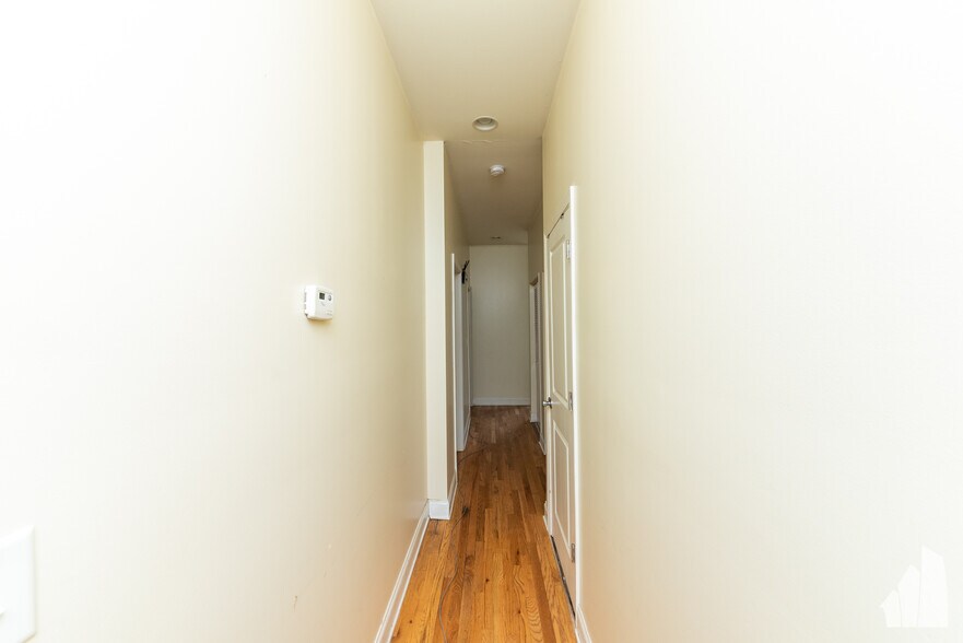 Building Photo - 1133 W Addison St