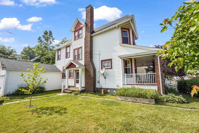 Building Photo - Renovated - 3 Bedroom Duplex