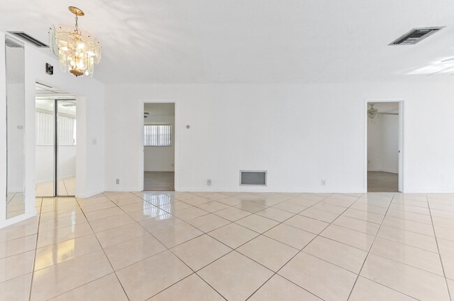 Building Photo - 357 Flamingo Ln