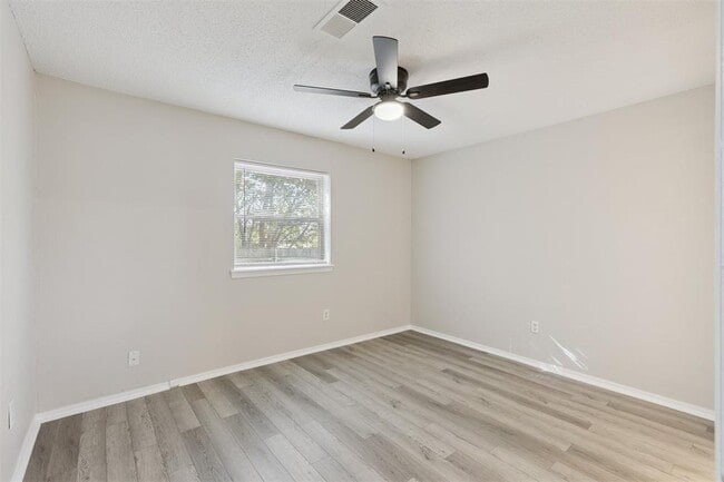 Building Photo - 645 Redstone Ave