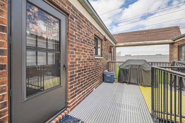 Building Photo - 953 N Rohlwing Rd