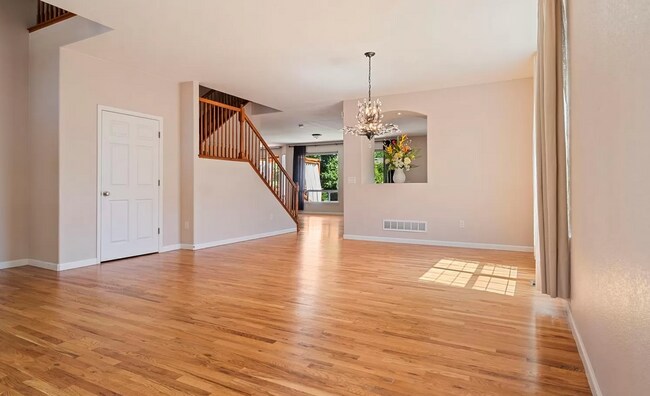 Building Photo - Huge room in a large shared home, private ...