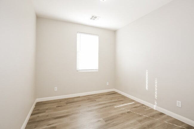 Building Photo - 5836 Sierra Cliff St