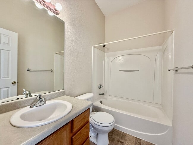 Building Photo - 3 Bedroom Townhome in a Convenient Location