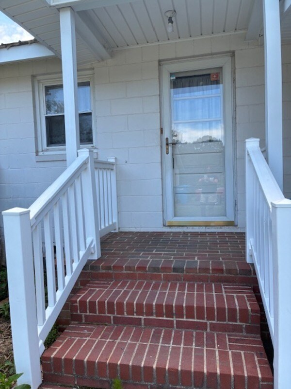 Building Photo - 1468 Hilltop St