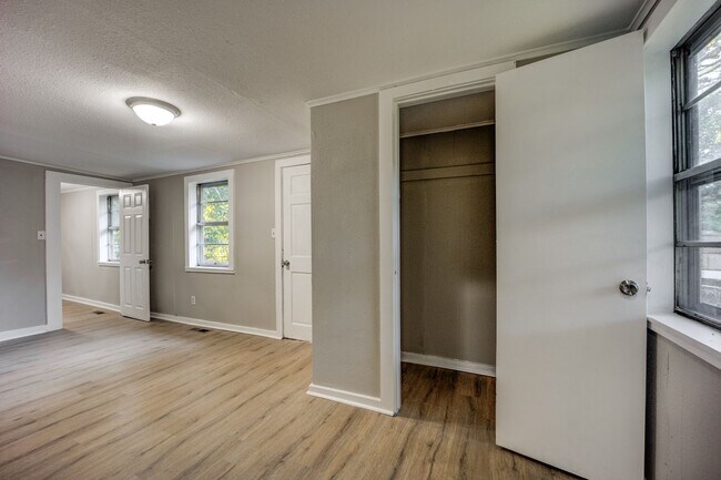 Building Photo - Freshly Updated 3 Bedroom House