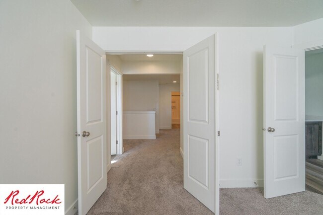 Building Photo - Move In Special - $500 Off First Months Re...