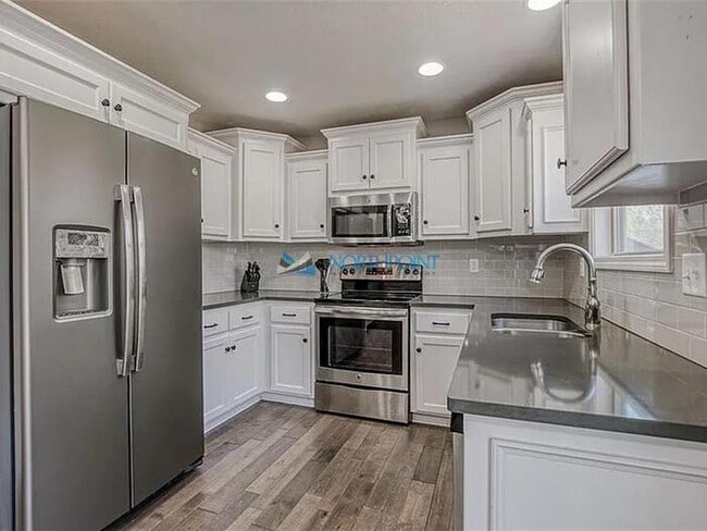 Building Photo - Gorgeous 4 bedroom, 3 bath home in Spring ...