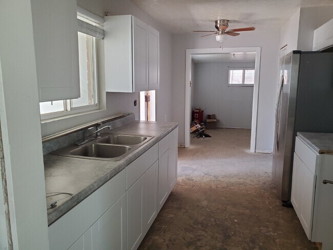 Building Photo - Move In Ready: Charming 3-Bed, 2-Bath Home in Camelback East - Available October 1, 2024!