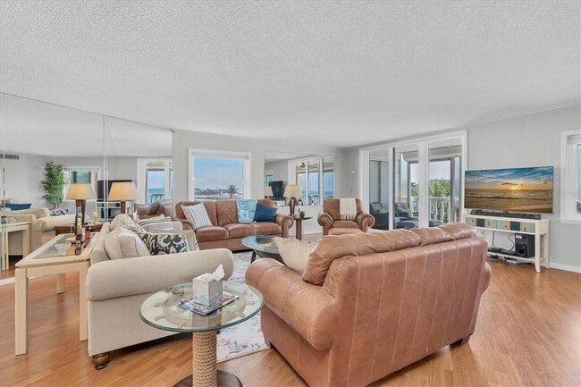 Building Photo - 6500 Sunset Way