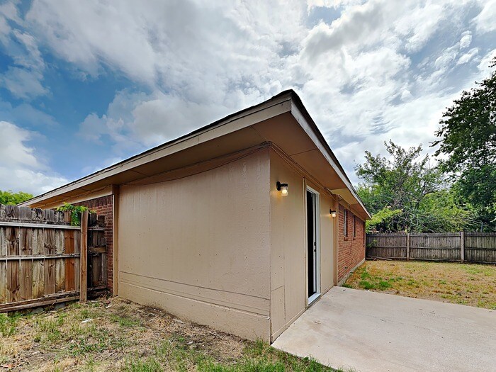 Building Photo - 1609 Parkhaven Dr