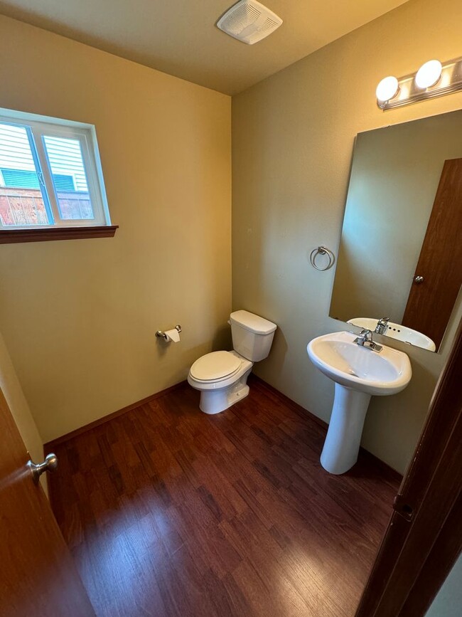 Building Photo - 1190 Swan Loop