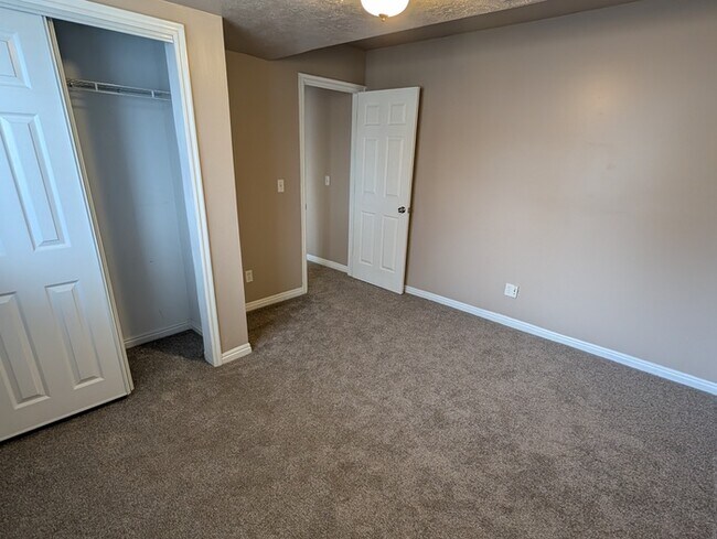 Building Photo - 5 Bedroom Home New Carpet and Paint