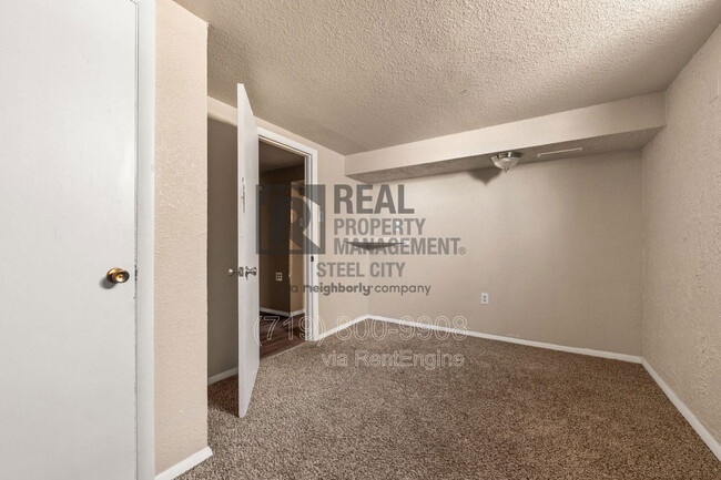 Building Photo - 3211 Fairfield Ln