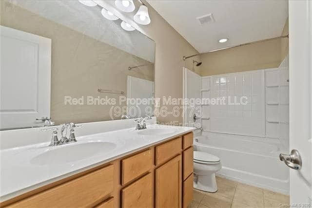 Building Photo - 2420 Silverthorn Dr