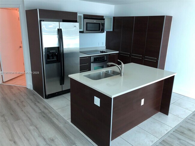 Primary Photo - 1900 N Bayshore Dr