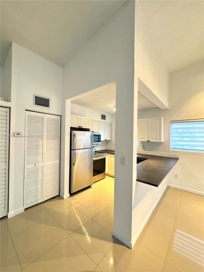 Building Photo - 8035 Crespi Blvd