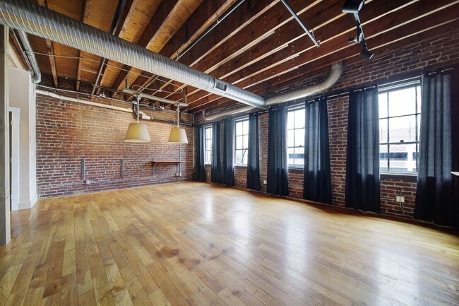 Building Photo - Uptown Gastonia Loft