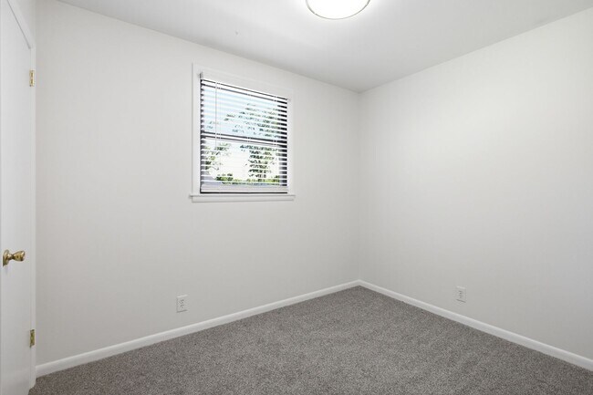 Building Photo - 316 Lorna Dr