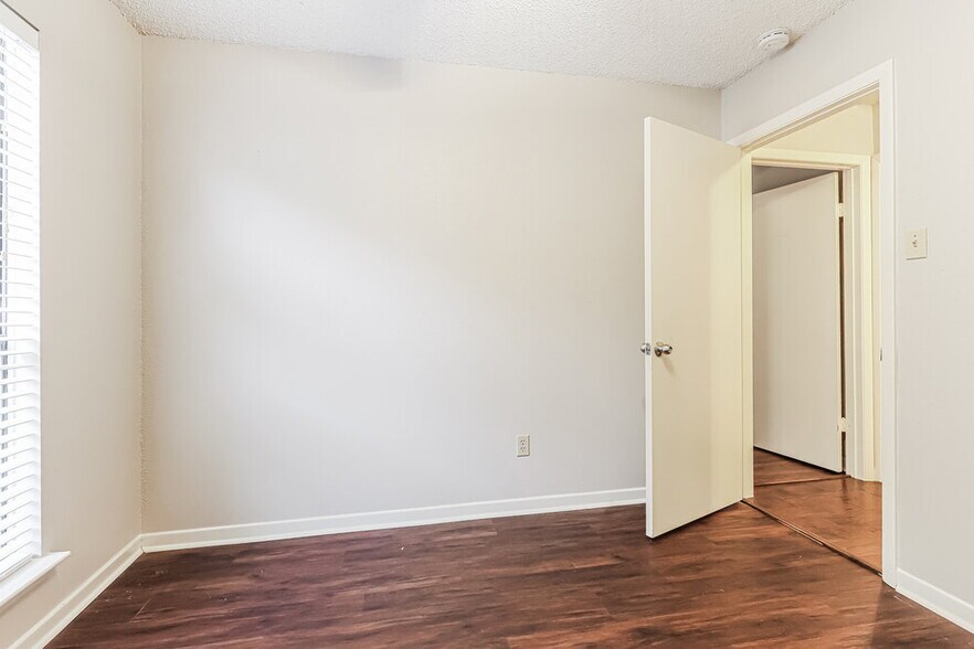 Building Photo - 18606 Hiddenbay Way
