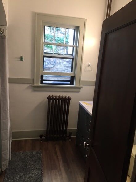 Bathroom - 118 Pine St