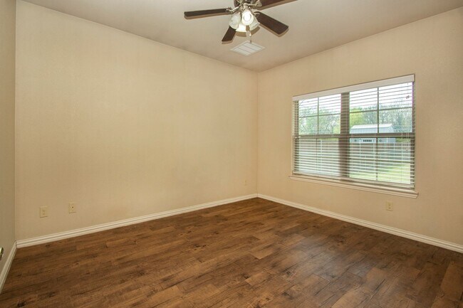 Building Photo - House for Lease in Denison