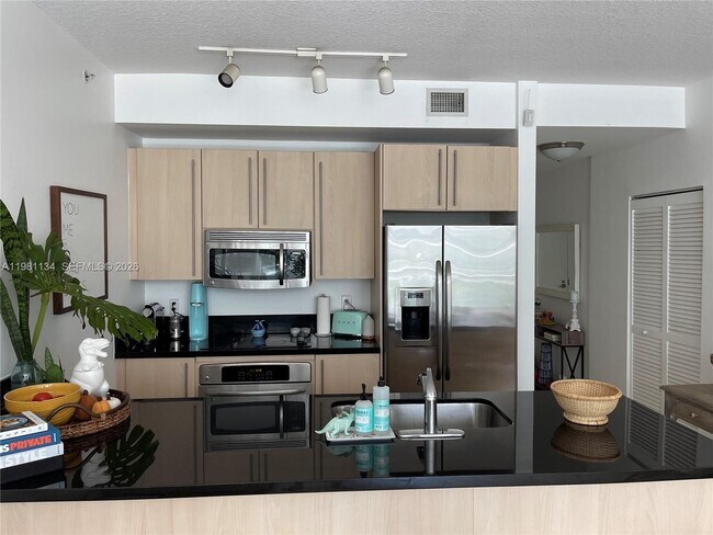 Building Photo - 1111 SW 1st Ave