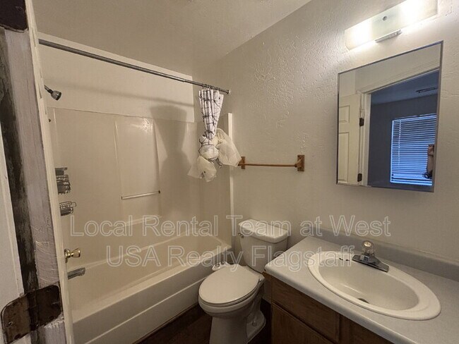 Building Photo - 625 S Fountaine St