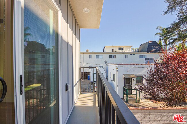 Building Photo - 10803 Kling St