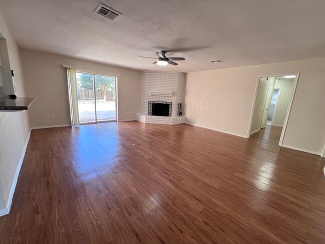 Building Photo - 4 Bedroom 2 Bathroom in Northwest Houston ...